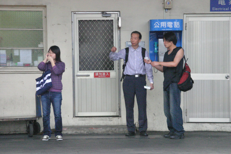台灣鐵路旅遊攝影台中火車站月台交談的旅客2006攝影照片74