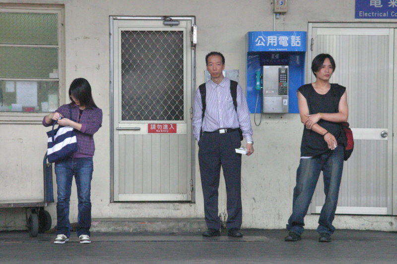 台灣鐵路旅遊攝影台中火車站月台交談的旅客2006攝影照片75