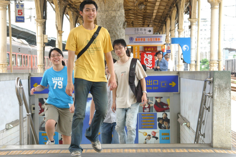 台灣鐵路旅遊攝影台中火車站月台交談的旅客2006攝影照片77