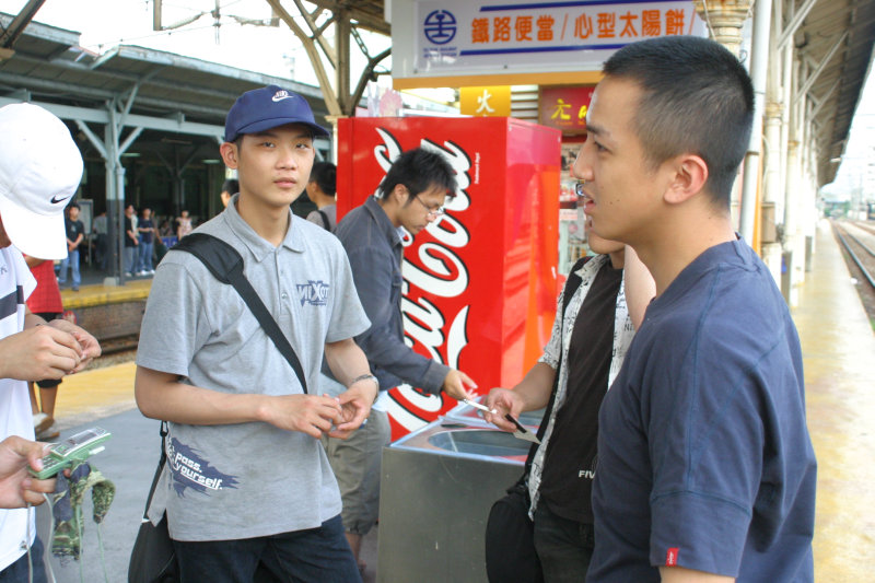台灣鐵路旅遊攝影台中火車站月台交談的旅客2006攝影照片86