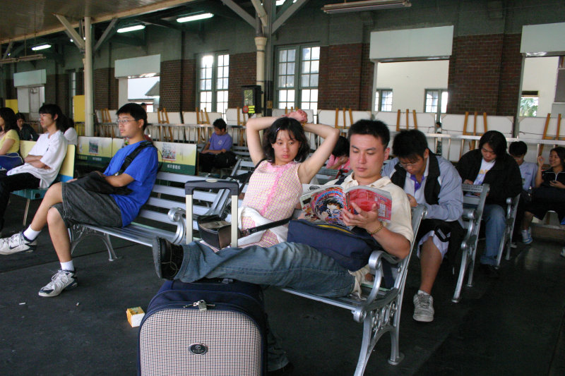台灣鐵路旅遊攝影台中火車站月台交談的旅客2006攝影照片89
