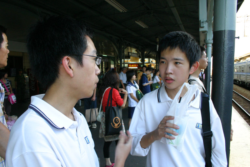台灣鐵路旅遊攝影台中火車站月台交談的旅客2006攝影照片91