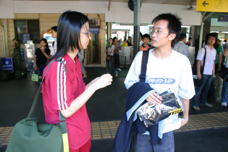 台灣鐵路旅遊攝影台中火車站月台交談的旅客2006攝影照片93