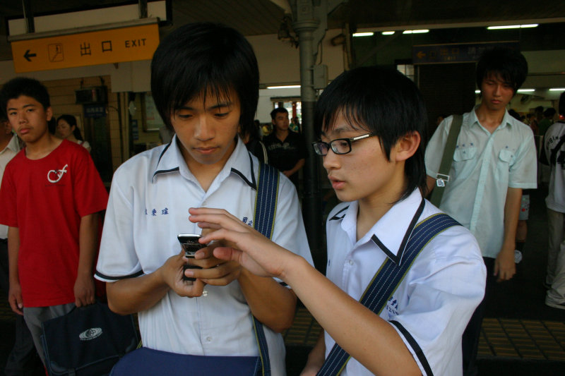 台灣鐵路旅遊攝影台中火車站月台交談的旅客2006攝影照片95