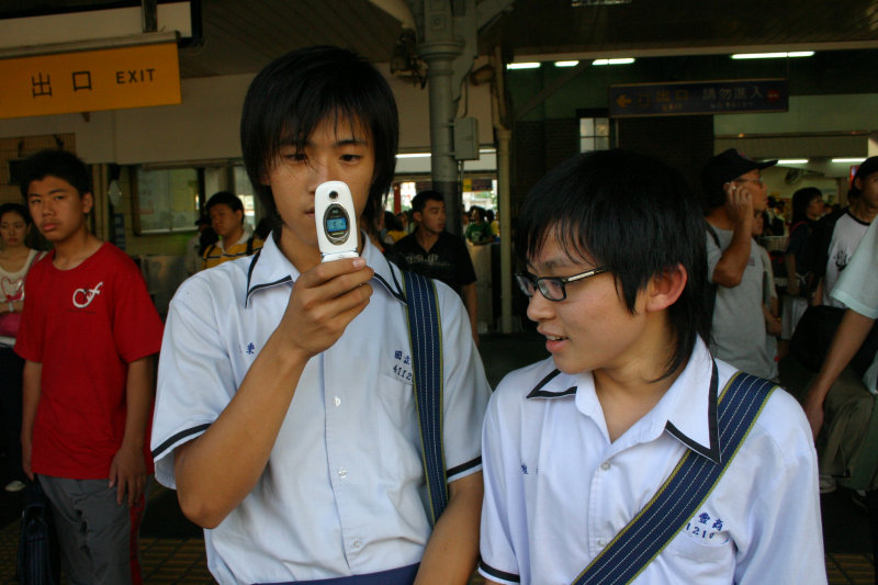 台灣鐵路旅遊攝影台中火車站月台交談的旅客2006攝影照片97