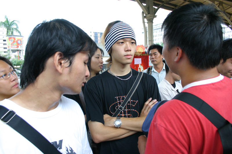 台灣鐵路旅遊攝影台中火車站月台交談的旅客2006攝影照片103