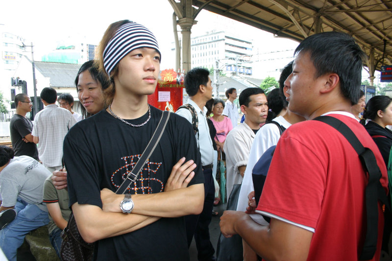 台灣鐵路旅遊攝影台中火車站月台交談的旅客2006攝影照片104