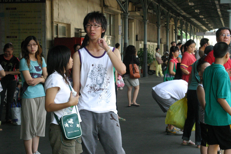 台灣鐵路旅遊攝影台中火車站月台交談的旅客2006攝影照片107