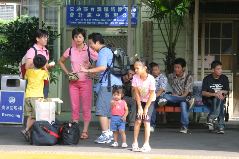 台灣鐵路旅遊攝影台中火車站月台交談的旅客2006攝影照片109