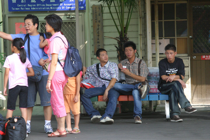台灣鐵路旅遊攝影台中火車站月台交談的旅客2006攝影照片111