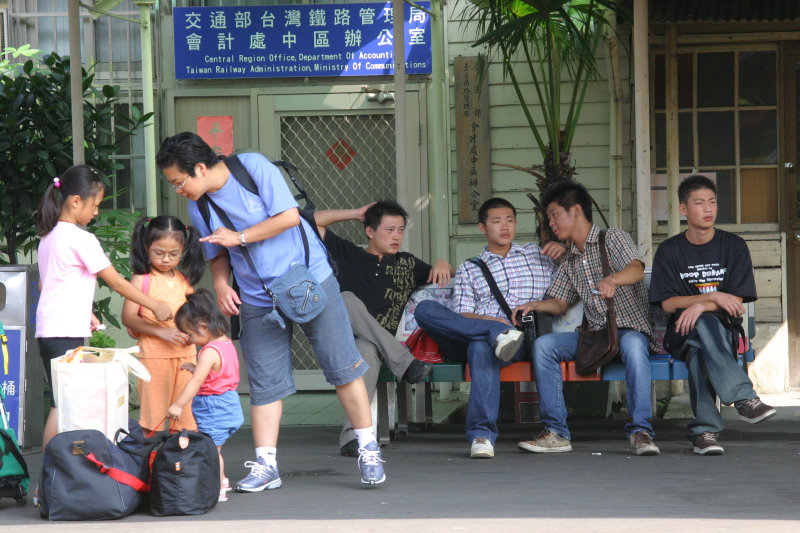 台灣鐵路旅遊攝影台中火車站月台交談的旅客2006攝影照片114