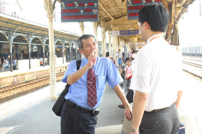 台灣鐵路旅遊攝影台中火車站月台交談的旅客2006攝影照片115