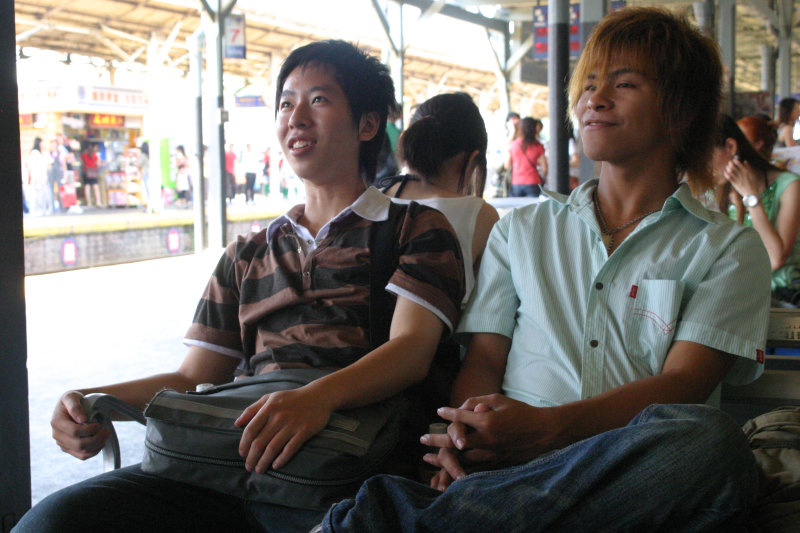 台灣鐵路旅遊攝影台中火車站月台交談的旅客2006攝影照片116