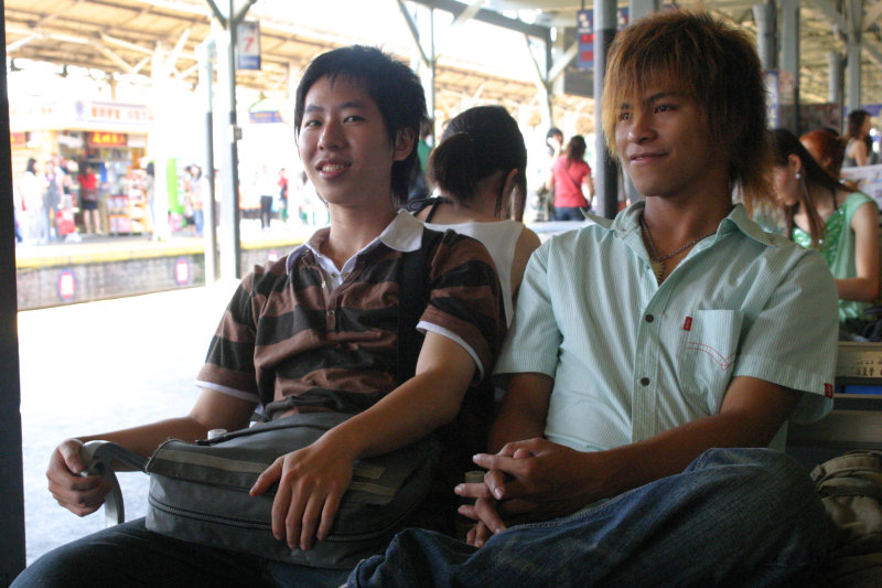 台灣鐵路旅遊攝影台中火車站月台交談的旅客2006攝影照片117