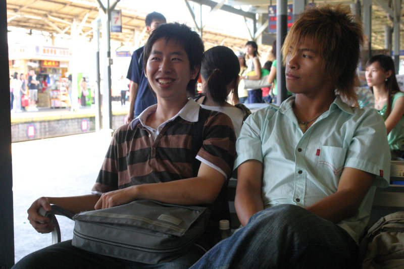 台灣鐵路旅遊攝影台中火車站月台交談的旅客2006攝影照片118