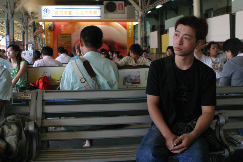 台灣鐵路旅遊攝影台中火車站月台交談的旅客2006攝影照片119