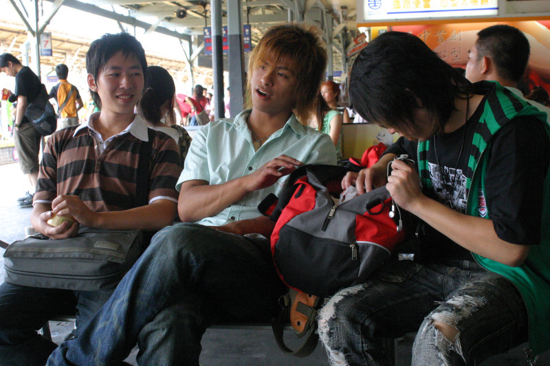 台灣鐵路旅遊攝影台中火車站月台交談的旅客2006攝影照片120