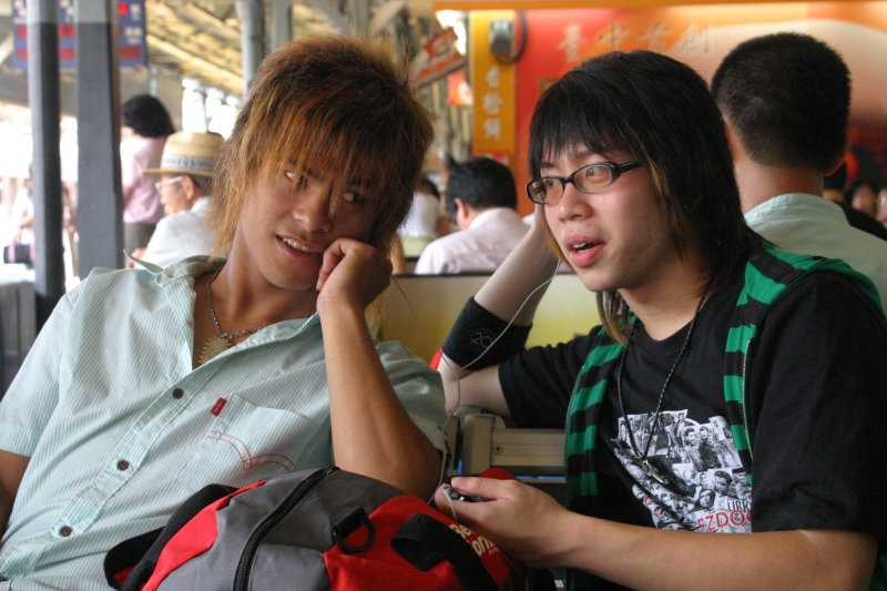 台灣鐵路旅遊攝影台中火車站月台交談的旅客2006攝影照片122