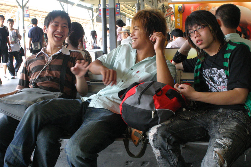 台灣鐵路旅遊攝影台中火車站月台交談的旅客2006攝影照片124