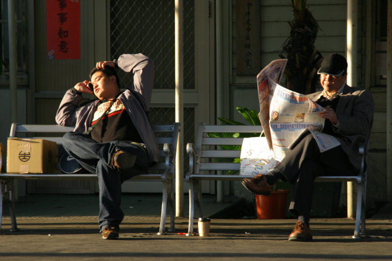 台灣鐵路旅遊攝影台中火車站月台交談的旅客2006攝影照片127