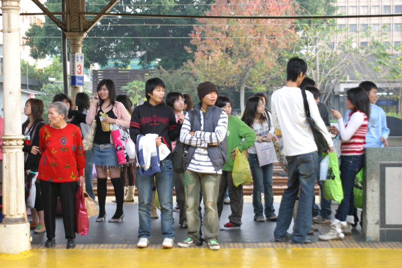 台灣鐵路旅遊攝影台中火車站月台交談的旅客2006攝影照片129