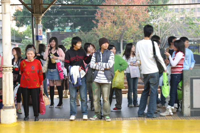 台灣鐵路旅遊攝影台中火車站月台交談的旅客2006攝影照片130