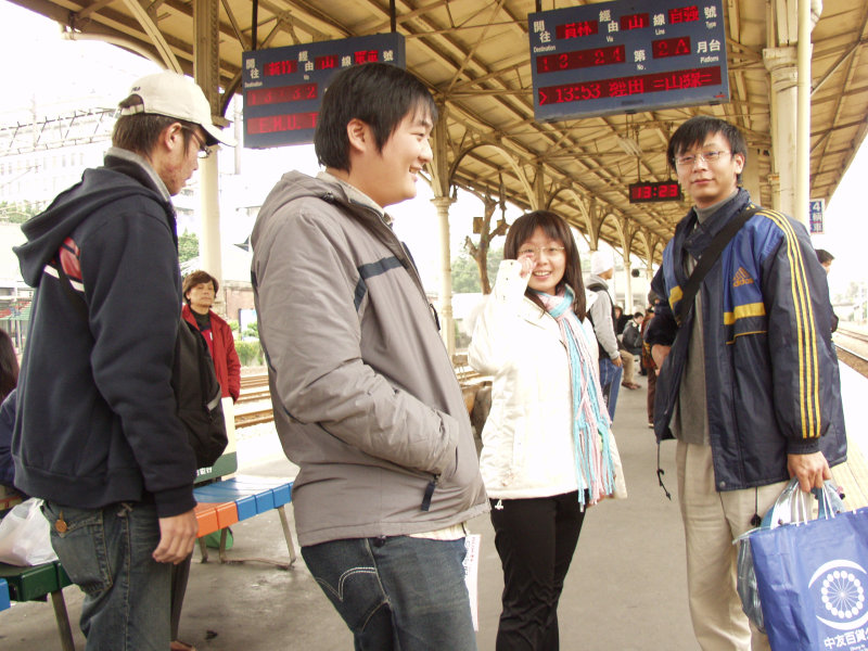 台灣鐵路旅遊攝影台中火車站月台交談的旅客2006攝影照片132