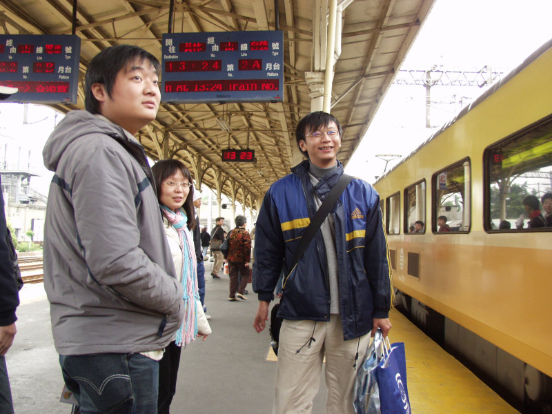 台灣鐵路旅遊攝影台中火車站月台交談的旅客2006攝影照片133