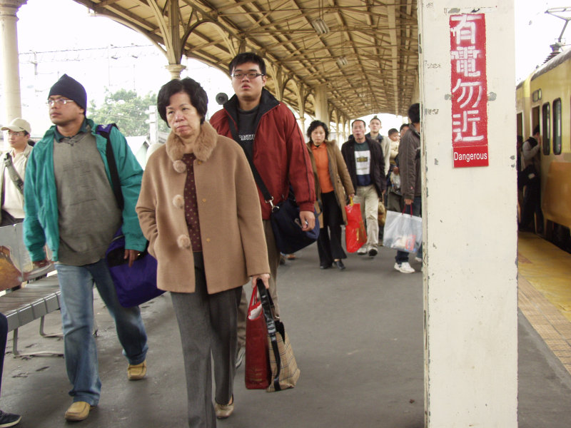 台灣鐵路旅遊攝影台中火車站月台交談的旅客2006攝影照片134