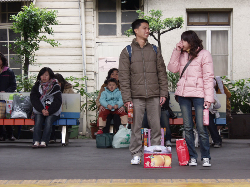 台灣鐵路旅遊攝影台中火車站月台交談的旅客2006攝影照片137