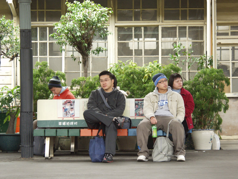 台灣鐵路旅遊攝影台中火車站月台交談的旅客2006攝影照片138