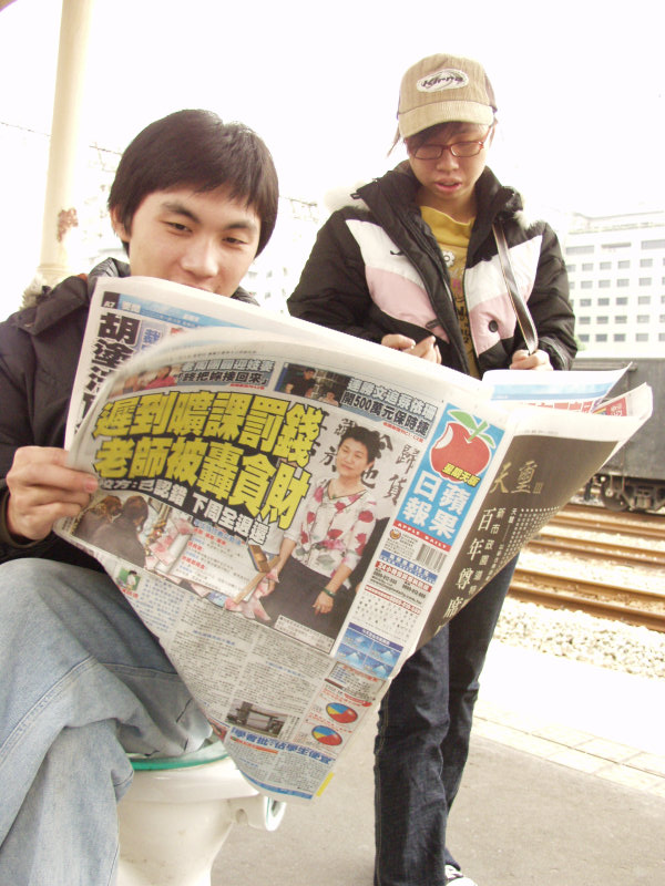 台灣鐵路旅遊攝影台中火車站月台交談的旅客2006攝影照片139