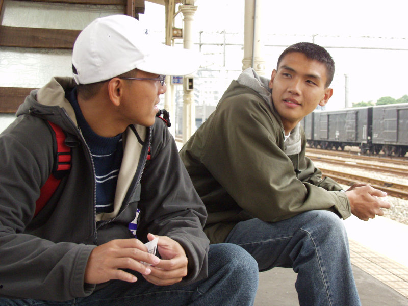 台灣鐵路旅遊攝影台中火車站月台交談的旅客2006攝影照片140