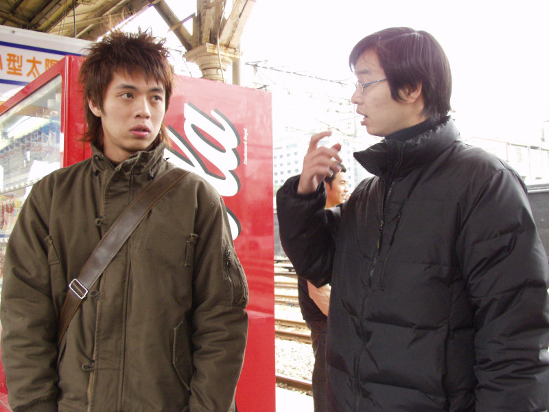 台灣鐵路旅遊攝影台中火車站月台交談的旅客2006攝影照片143