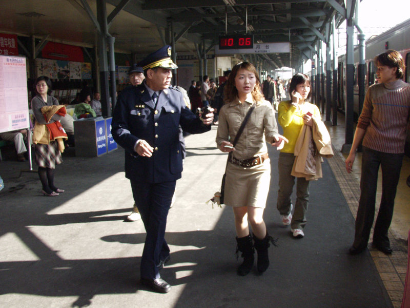 台灣鐵路旅遊攝影台中火車站月台交談的旅客2006攝影照片144