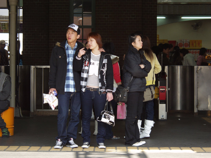 台灣鐵路旅遊攝影台中火車站月台交談的旅客2006攝影照片157