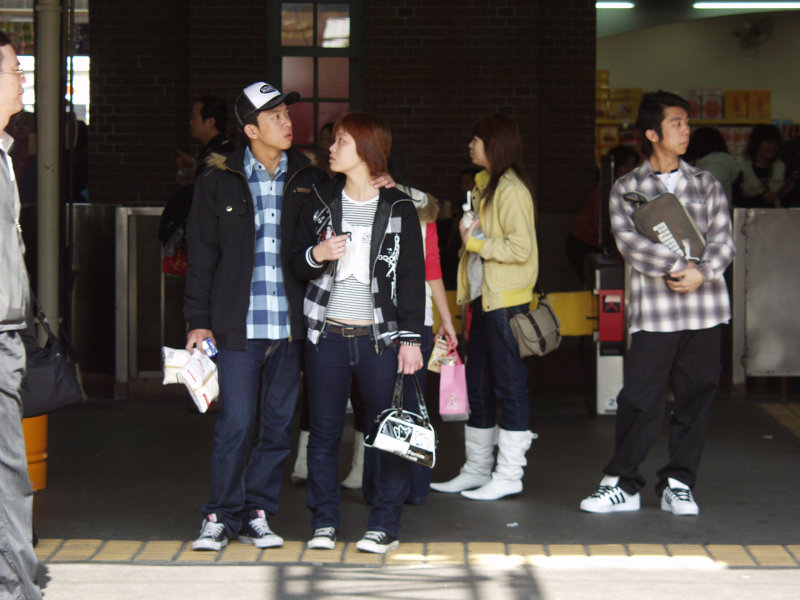 台灣鐵路旅遊攝影台中火車站月台交談的旅客2006攝影照片158
