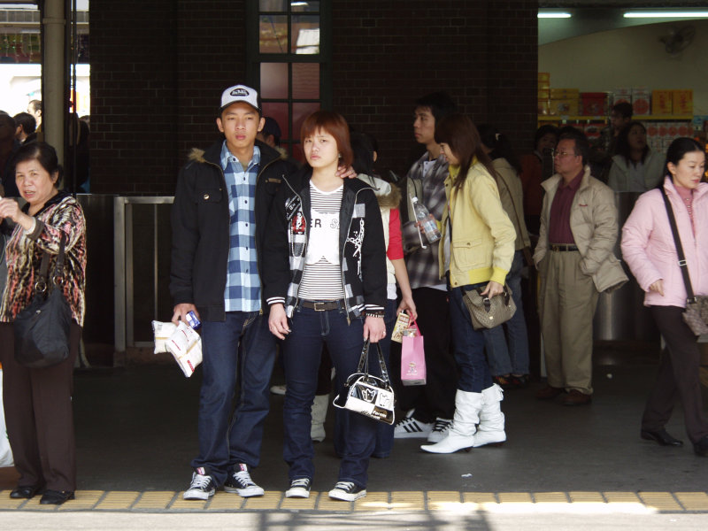 台灣鐵路旅遊攝影台中火車站月台交談的旅客2006攝影照片159
