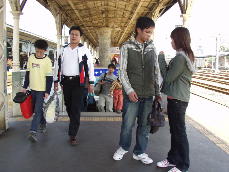 台灣鐵路旅遊攝影台中火車站月台交談的旅客2006攝影照片162