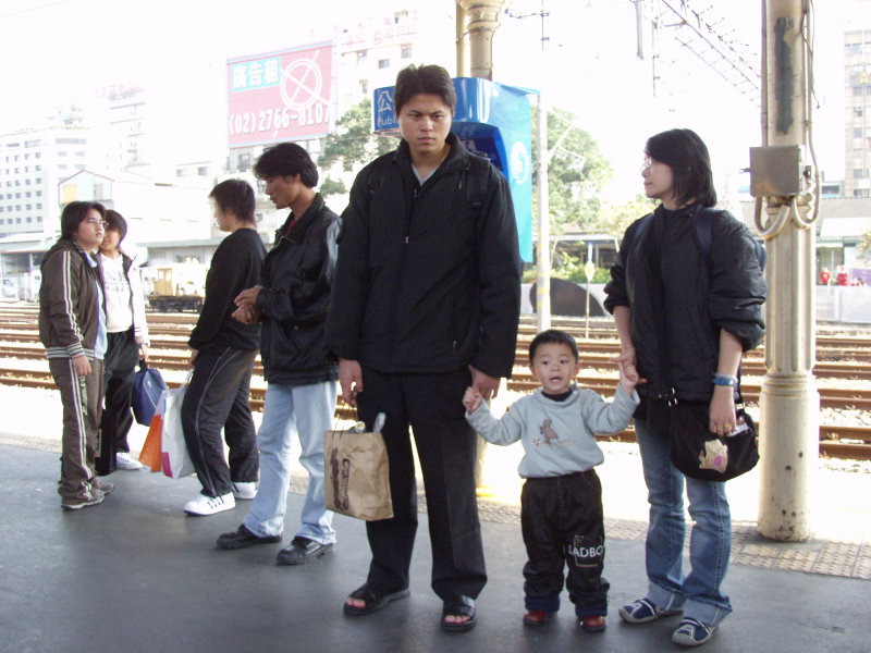 台灣鐵路旅遊攝影台中火車站月台交談的旅客2006攝影照片163