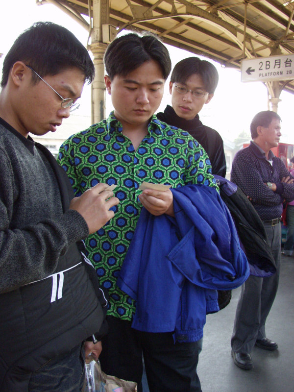 台灣鐵路旅遊攝影台中火車站月台交談的旅客2006攝影照片164