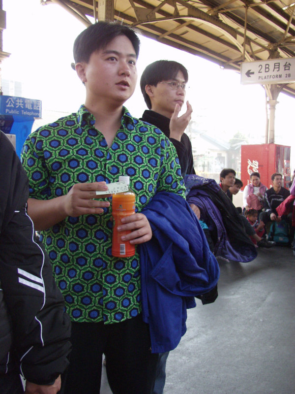 台灣鐵路旅遊攝影台中火車站月台交談的旅客2006攝影照片165