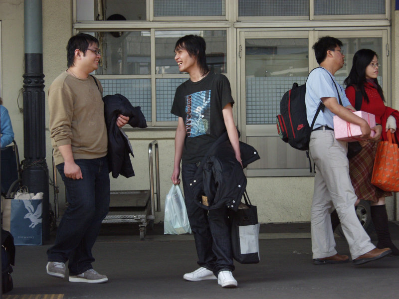 台灣鐵路旅遊攝影台中火車站月台交談的旅客2006攝影照片167