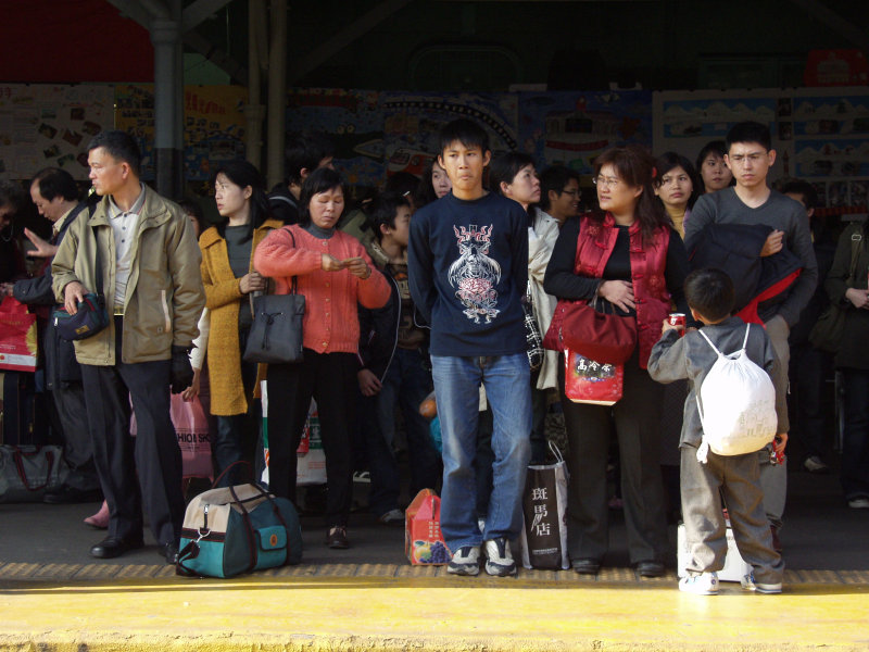 台灣鐵路旅遊攝影台中火車站月台交談的旅客2006攝影照片169