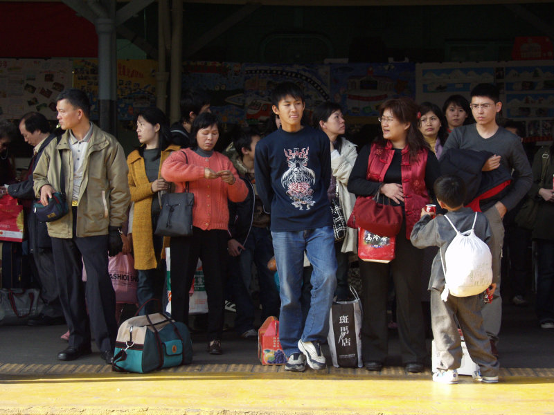 台灣鐵路旅遊攝影台中火車站月台交談的旅客2006攝影照片170