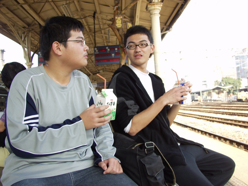 台灣鐵路旅遊攝影台中火車站月台交談的旅客2006攝影照片171
