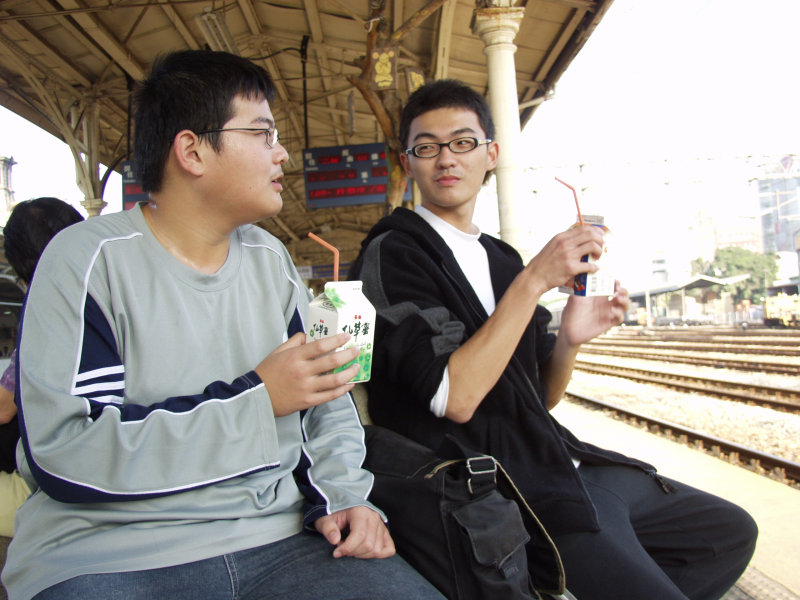 台灣鐵路旅遊攝影台中火車站月台交談的旅客2006攝影照片172