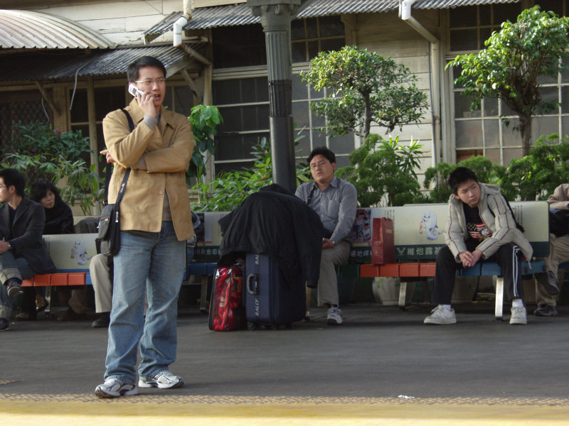 台灣鐵路旅遊攝影台中火車站月台交談的旅客2006攝影照片173