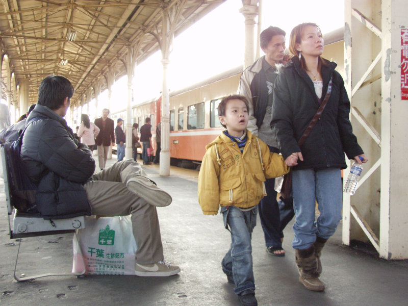 台灣鐵路旅遊攝影台中火車站月台交談的旅客2006攝影照片174