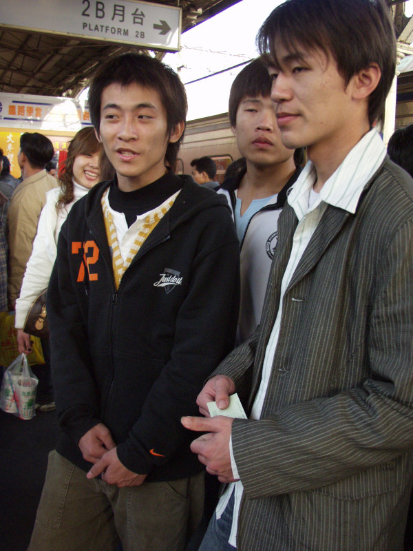 台灣鐵路旅遊攝影台中火車站月台交談的旅客2006攝影照片175